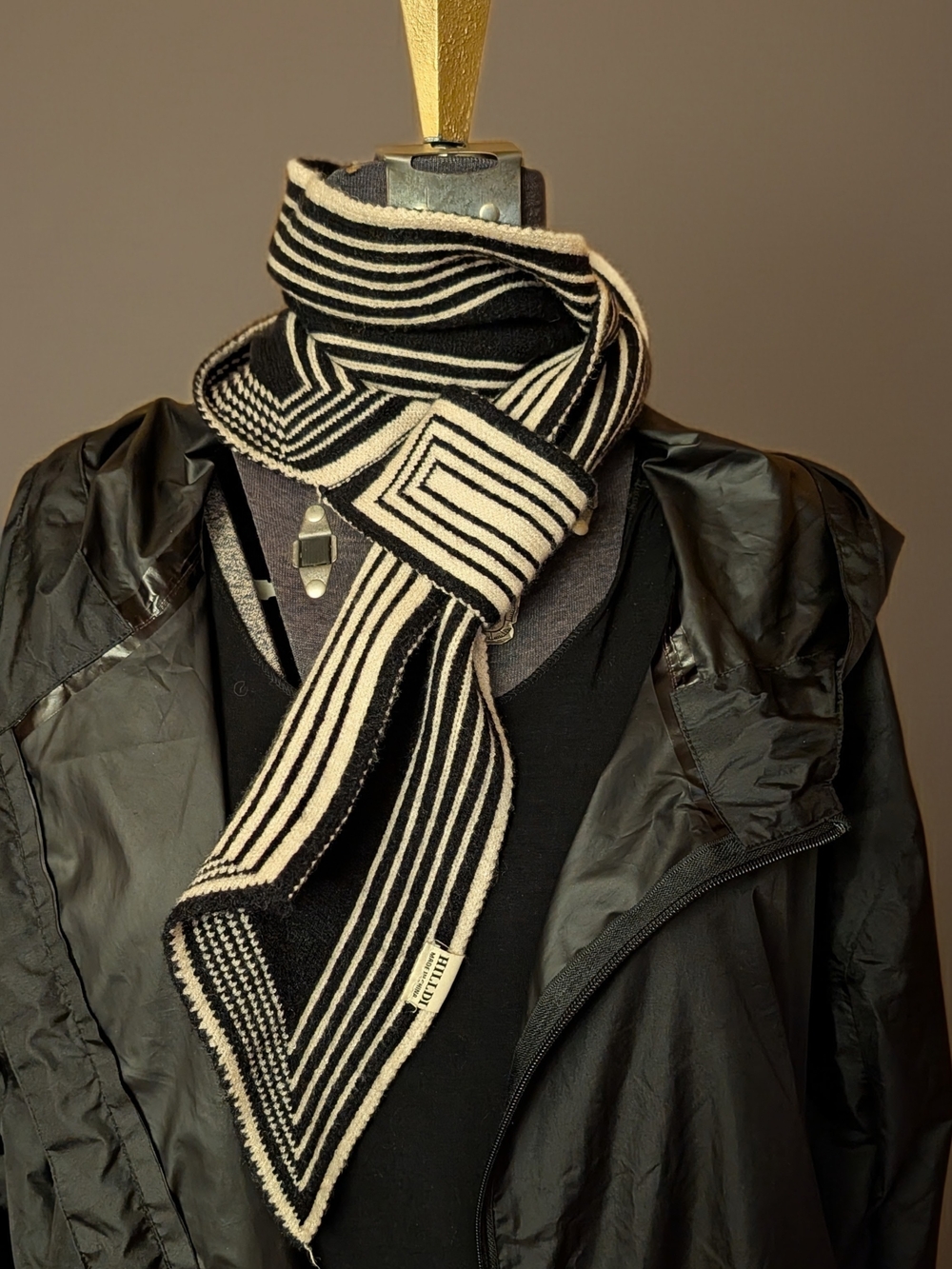 NWOT 2024 HILLDI Geometric Stripe Keyhole Knit Scarf - Homage To 60s Mod Op Art